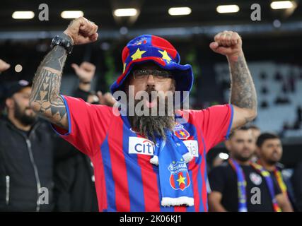 London, Großbritannien. 8.. September 2022. Europa Conference League: West Ham United / Steaua Bucharest, London Stadium, London, UK. Fans von Steaua Bucharest Credit: Michael Zemanek/Alamy Live News Stockfoto