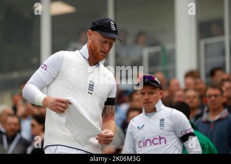 Der englische Ben Stokes macht sich auf den Weg auf den Platz während des dritten LV= Insurance Test Day 3 von 5 England gegen Südafrika im Kia Oval, London, Großbritannien, 10.. September 2022 (Foto von Ben Whitley/News Images) Stockfoto