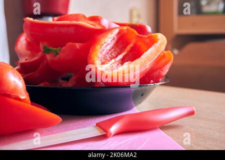 Rote Paprika in Scheiben geschnitten in einer Platte Nahaufnahme Stockfoto