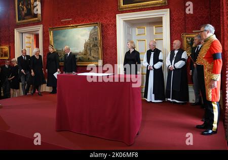 (Dritte links-rechts) der Prinz von Wales, die Königin, Lord President of the Council Penny Mordaunt, Clerk of the Privy Council Richard Tilbrook, Premierminister Liz Truss, Erzbischof von Canterbury, Justin Welby, Erzbischof von York, Stephen Cottrell, Lord Chancellor of the Privy Council Brandon Lewis und Earl Marshal, Edward Fitzalan-Howard, der Herzog von Norfolk, während der Zeremonie des Beitritts-Rates im St. James's Palace, London, wo König Karl III. Offiziell zum Monarchen erklärt wird. Charles wurde automatisch König nach dem Tod seiner Mutter, aber der Beitritts-Rat, besucht von Geheienen Räten Stockfoto