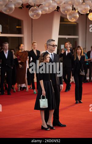 Regisseur Nicolas Winding Refn und LizzieLou Corfixen nehmen an der Netflix-Serie „Copenhagen Cowboy“ Red Carpet beim Venice International Film F 79. Teil Stockfoto