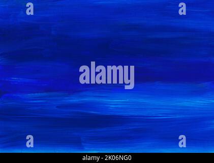 Abstraktes tiefblaues Hintergrundgemälde. Künstlerische azurblaue Textur, handbemalt. Pinselstriche auf Papier. Zeitgenössische Kunst Stockfoto