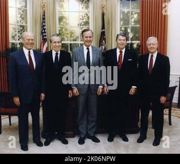 Von links nach rechts: Die ehemaligen Präsidenten Gerald Ford und Richard Nixon, Präsident George H.W. Bush, die ehemaligen Präsidenten Ronald Reagan und Jimmy Carter bei der Eröffnung des Präsidenten von Ronald Reagan, Liibrary, Simi Valley, Kalifornien. Stockfoto