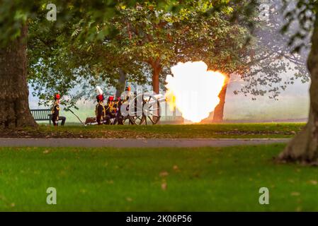 Hyde Park, Westminster, London, Großbritannien. 10. September 2022. Der Beitrittsrat trifft sich im Jakobspalast, um Karl offiziell zum neuen Souverän, zum König Karl III., zu erklären Um 11am Uhr feuerte die Royal Horse Artillery einen 41-Kanonen-Gruß im Hyde Park Stockfoto