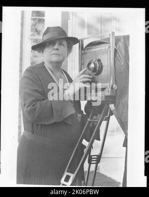 Frances Benjamin Johnston, 1864-1952, halbe Länge, nach vorne, Einstellobjektiv einer großen Stativkamera, vor dem Arts Club, 2017 Eye Street, Washington, D.C., c1936. Stockfoto