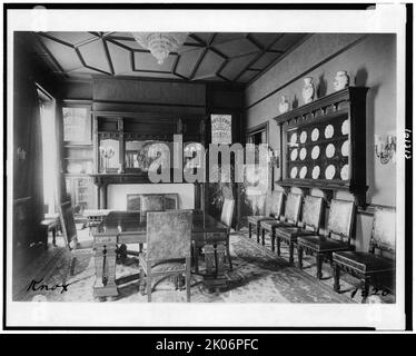 Speisesaal im Haus von Senator Philander Knox, Washington, D.C. zwischen 1890 und 1950. Zeigt Esstisch und Stühle, Kamin und Inneneinrichtung. Stockfoto