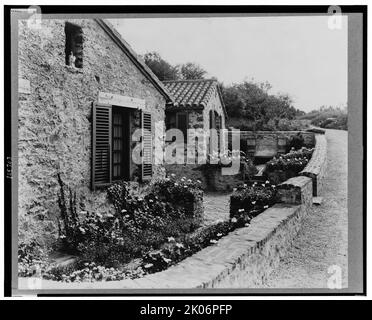 „Surprise Valley Farm“, Arthur Curtiss James, Beacon Hill Road, Newport, Rhode Island, 1917. Anwesen, das 1914 von Grosvenor Atterbury für den Eisenbahnmagnaten Arthur Curtiss James entworfen wurde. Die Architektur wurde von einem Dorf in der italienischen Schweiz inspiriert. Stockfoto