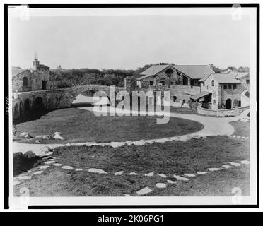 „Surprise Valley Farm“, Arthur Curtiss James, Beacon Hill Road, Newport, Rhode Island, 1917. Anwesen, das 1914 von Grosvenor Atterbury für den Eisenbahnmagnaten Arthur Curtiss James entworfen wurde. Die Architektur wurde von einem Dorf in der italienischen Schweiz inspiriert. Stockfoto