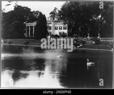 „Thornedale“, Oakleigh Thorne House, Millbrook, New York, 1919. Zwei Schwäne auf dem Wasser im Vordergrund. Stockfoto