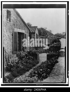 „Surprise Valley Farm“, Arthur Curtiss James, Beacon Hill Road, Newport, Rhode Island., 1917. Anwesen, das 1914 von Grosvenor Atterbury für den Eisenbahnmagnaten Arthur Curtiss James entworfen wurde. Die Architektur wurde von einem Dorf in der italienischen Schweiz inspiriert. Stockfoto