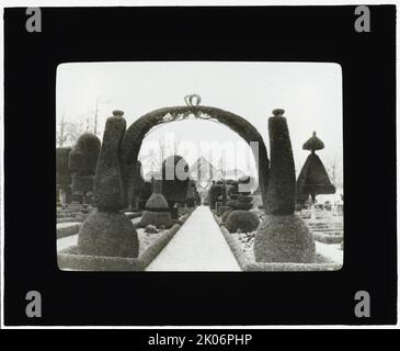 Reproduktion der Illustration mit "Levens Hall", Robin Bagot House, Kendal, Cumbria, England, c1925. Hausarchitektur: Elisabethisches Haus mit späteren Ergänzungen. Landschaft: Topiargarten im Jahr 1694 begonnen. Stockfoto