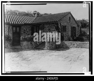 „Surprise Valley Farm“, Arthur Curtiss James, Beacon Hill Road, Newport, Rhode Island, 1917. Anwesen, das 1914 von Grosvenor Atterbury für den Eisenbahnmagnaten Arthur Curtiss James entworfen wurde. Die Architektur wurde von einem Dorf in der italienischen Schweiz inspiriert. Stockfoto