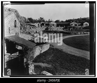 „Surprise Valley Farm“, Arthur Curtiss James, Beacon Hill Road, Newport, Rhode Island, 1917. Anwesen, das 1914 von Grosvenor Atterbury für den Eisenbahnmagnaten Arthur Curtiss James entworfen wurde. Die Architektur wurde von einem Dorf in der italienischen Schweiz inspiriert. Stockfoto