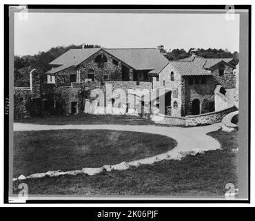 „Surprise Valley Farm“, Arthur Curtiss James, Beacon Hill Road, Newport, Rhode Island, 1917. Anwesen, das 1914 von Grosvenor Atterbury für den Eisenbahnmagnaten Arthur Curtiss James entworfen wurde. Die Architektur wurde von einem Dorf in der italienischen Schweiz inspiriert. Stockfoto