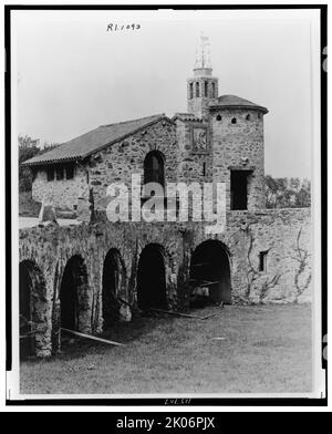 „Surprise Valley Farm“, Arthur Curtiss James, Beacon Hill Road, Newport, Rhode Island, 1917. Anwesen, das 1914 von Grosvenor Atterbury für den Eisenbahnmagnaten Arthur Curtiss James entworfen wurde. Die Architektur wurde von einem Dorf in der italienischen Schweiz inspiriert. Stockfoto