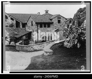 „Surprise Valley Farm“, Arthur Curtiss James, Beacon Hill Road, Newport, Rhode Island., 1917. Anwesen, das 1914 von Grosvenor Atterbury für den Eisenbahnmagnaten Arthur Curtiss James entworfen wurde. Die Architektur wurde von einem Dorf in der italienischen Schweiz inspiriert. Stockfoto