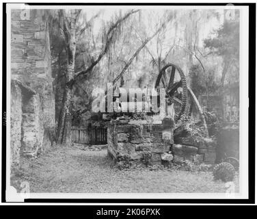 Ruinen einer frühen Zuckerfabrik, Orange City, Volusia Co., Florida, zwischen 1936 und 1939. (Solche Maschinen wurden auf Sklavenplantagen zur Zuckerverarbeitung eingesetzt. Die Sklaven füttern Rohrlängen zwischen die rotierenden Trommeln, um den Saft herauszupressen. Dies war anstrengende und gefährliche Arbeit, und weiße Aufseher würden die Maschine nicht unbedingt stoppen, wenn eine Hand oder ein Arm zwischen den Rollen gedrückt würde). Stockfoto