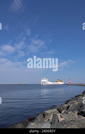 Frachter, Leuchttürme, Fluss Warnow, Hanse Sail, Warnemünde, Rostock, Mecklenburg-Vorpommern, Deutschland Stockfoto