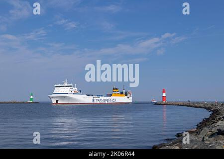 Frachter, Leuchttürme, Fluss Warnow, Hanse Sail, Warnemünde, Rostock, Mecklenburg-Vorpommern, Deutschland Stockfoto