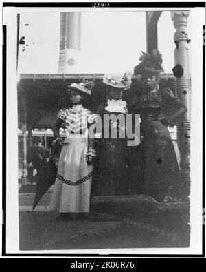 Drei afroamerikanische Frauen, Porträt in voller Länge, stehend, auf der State Fair in Saint Paul, Minn., 1903. Stockfoto