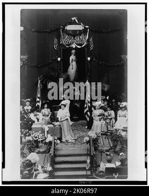 Frauen auf der Bühne bei Töchtern der American Revolution Convention, Washington, D.C., 1908. Stockfoto