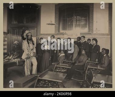 Louis Fieinzelhandel (Sioux, Crow Creek), in Stammeskleidung, in der amerikanischen Geschichtsklasse, Hampton Institute, Hampton, Virginia, 1899 oder 1900. Stockfoto