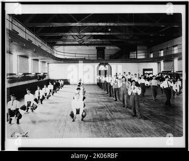 Männliche Native American Studenten in der Sporthochschule, Carlisle Indian School, Carlisle, Pennsylvania, zwischen 1901 und 1903. (Internat für indianische Schüler, gegründet 1879 unter der Aufsicht der US-Regierung). Stockfoto