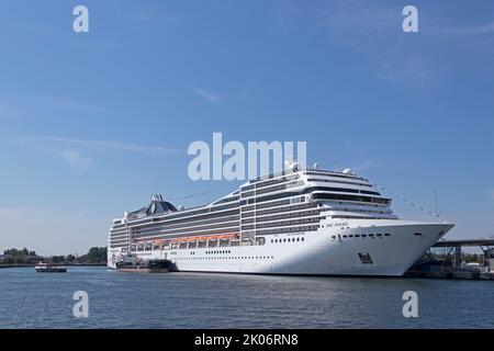 Kreuzfahrtschiff MSC Poesia, Versorgungsschiff, Hafen, , Warnemünde, Rostock, Mecklenburg-Vorpommern, Deutschland | Kreuzschiff MSC Poesia, liefern sh Stockfoto