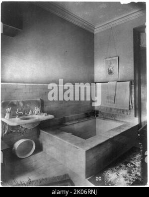 Zuhause von Phoebe AppPerson Hearst (Witwe von George Hearst) in 1400 New Hampshire Ave., NW, Washington, D.C., c1900. Badezimmer mit großer rechteckiger Badewanne. [Die Philanthropin, Feministin und Frauenrechtlerin Phoebe Hearst gründete das Museum of Anthropology der University of California und war Mitbegründerin der National Parent-Teacher Association]. Stockfoto