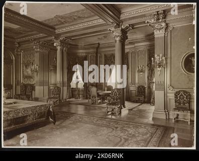 Mary Scott Townsend House, Washington, D.C., c1910. Das Foto zeigt Zimmer mit dekorierter Decke, korinthischen Säulen, Gemälden und Möbeln im Townsend-Haus, dem späteren Zuhause von Mathilde und B. Sumner Wellss, dem heutigen Cosmos Club, 2121 Massachusetts Ave., N.W., Washington, D.C. Stockfoto