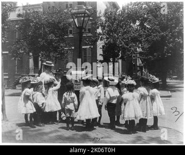 2. Schüler der Klassenstufe der Division untersuchen Briefkasten, Washington, D.C., (1899?). Stockfoto