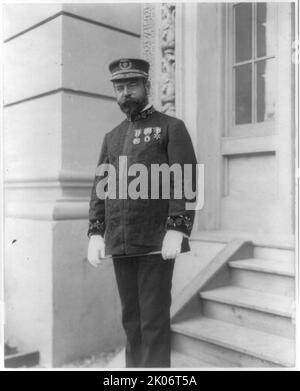 John Philip Sousa, (1904?). Dreiviertel-Porträt, stehend, nach links zeigend, in Uniform. [Komponist und Dirigent als „American March King“ bekannt]. Stockfoto