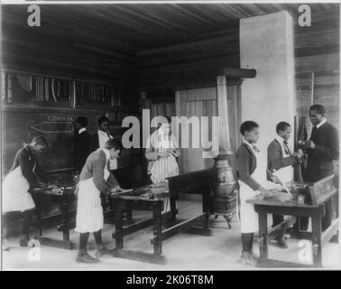 Studenten in Workshop, Tuskegee Institute, Ala., 1902. [Afroamerikanische Studenten, die praktische Fertigkeiten erlernen. Herd zum Heizen beachten]. Stockfoto