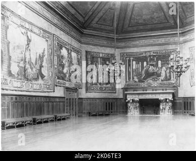 Innenraum des John R. McLean House, 1500 I St., N.W., Washington, D.C. - Blick auf den Ballsaal mit Kamin und vier Wandteppichen, c1907. Stockfoto