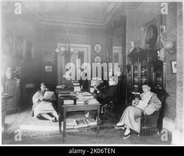 Chinesische Legation in Stewart Castle, Dupont Circle, Washington, D.C., zwischen 1890 und 1950. Wu Ting-Fang und drei weitere chinesische Männer lesen. Stockfoto