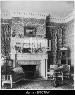 Prunkvolle Innenräume des Chandler Hale House, 1001 16. St., N.W., Washington, D.C., mit Klavier, Kaminen und porzellanzettchen, c1900. Stockfoto