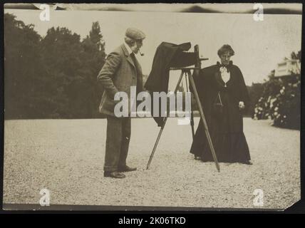 Gertrude Ka &#xa8; Sebier, 1905. Die Fotografie zeigt die Fotografin Gertrude K&#XE4;sebier, die neben einer Stativkamera steht, und hinter der Kamera steht ein nicht identifizierter Mann. Stockfoto