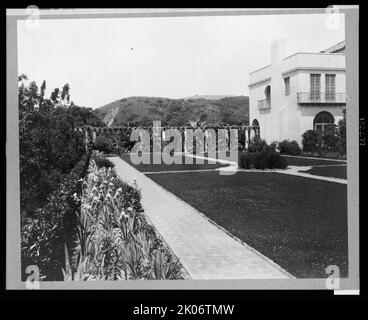 Pasadena, Kalifornien, Mrs. Herbert Coppell Haus - Blick auf formellen Rasen, Gärten und Hügel im Hintergrund, 1917. Haus: Bertram Grovesnor Goodhue, erbaut 1916; Carlton Monroe Winslow, beaufsichtigender Architekt. Landschaft: Paul George Thiene, 1916. [House called Mi Se&#XF1;o - My Dream]. Stockfoto