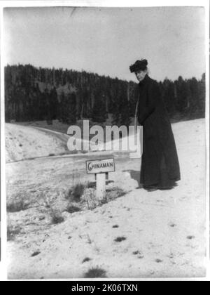 Frances A. Johnston Mutter von Frances Benjamin Johnston in Yellowstone, 1903. Steht neben dem Geysir „Chinaman“. Stockfoto