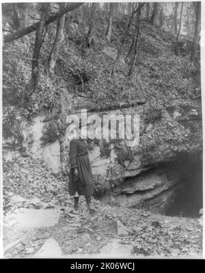 Frances Benjamin Johnston, voll, steht an einer bewaldeten Klippe am Eingang zur Mammoth Cave (c1891?). Stockfoto