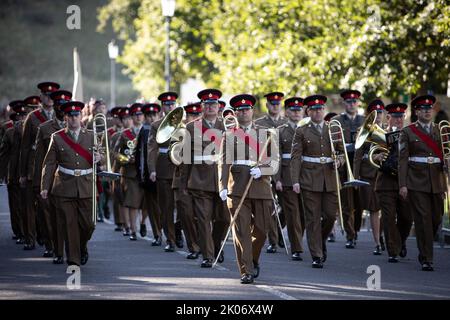 Edinburgh, Schottland, 10. September 2022. Am Tag vor dem Eintreffen des Leichenwagen mit dem Sarg Ihrer Majestät Königin Elizabeth II. In Edinburgh, Schottland, am 10. September 2022, Proben die Militärs ihre Bewegungen im Palace of Holyroodhouse. Bildnachweis: Jeremy Sutton-Hibbert/ Alamy Live Nachrichten. Stockfoto