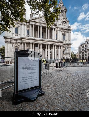 Die Schließung der St. Paul's Cathedral für Einen Dienst des Gebets und der Reflexion nach dem Tod von Königin Elizabeth II.. Stockfoto