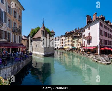 ANNECY, FRANKREICH - 10. JULI 2022: Die Altstadt. Stockfoto