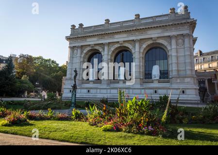 Palais Galliera, schöner Garten des Chic Beaux-Arts Modemuseums, das 3 Jahrhunderte Kleidung, Accessoires und Fotografie zeigt, Paris, Frankreich Stockfoto