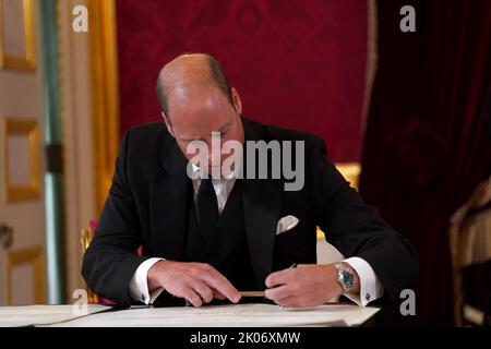 Der Prinz von Wales unterzeichnet den Eid, die Sicherheit der Kirche in Schottland während des Beitritts Rates im St. James's Palace, London, zu wahren, wo König Karl III. Offiziell zum Monarchen erklärt wird. Charles wurde automatisch König nach dem Tod seiner Mutter, aber der Beitritts-Rat, der von Geheilichen Räten besucht wurde, bestätigt seine Rolle. Bilddatum: Samstag, 10. September 2022. Stockfoto