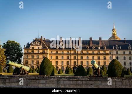 Les Invalides, Musée de l'Armée, Armeemuseum, Ausstellung von Kanonen im Garten, Paris, Frankreich Stockfoto