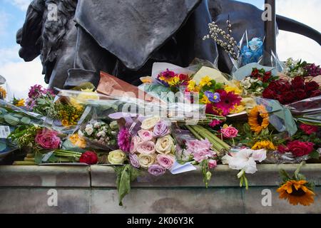 Blumengebete auf dem Victoria Memorial vor dem Buckingham Palace, London, am Tag nach der Ankündigung des Todes von Königin Elizabeth II Stockfoto