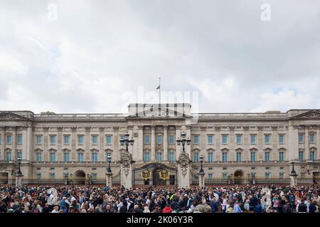 Am Freitag, dem 9.. September 2022, nach dem Tod von Königin Elizabeth II., versammelten sich vor dem Buckingham Palace im Zentrum von London, Großbritannien, Menschenmengen Stockfoto