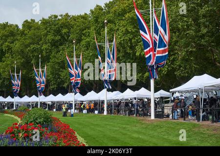 Die Medien der Welt vor dem Buckingham Palace im Zentrum von London am 9.. September, dem Tag nach der Ankündigung des Todes von Königin Elizabeth II Stockfoto