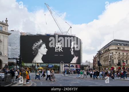 Piccadilly Circus, im Zentrum von London, Großbritannien, am Freitag, dem 9.. September 2022, dem Tag nach der Ankündigung des Todes von Königin Elizabeth II Stockfoto